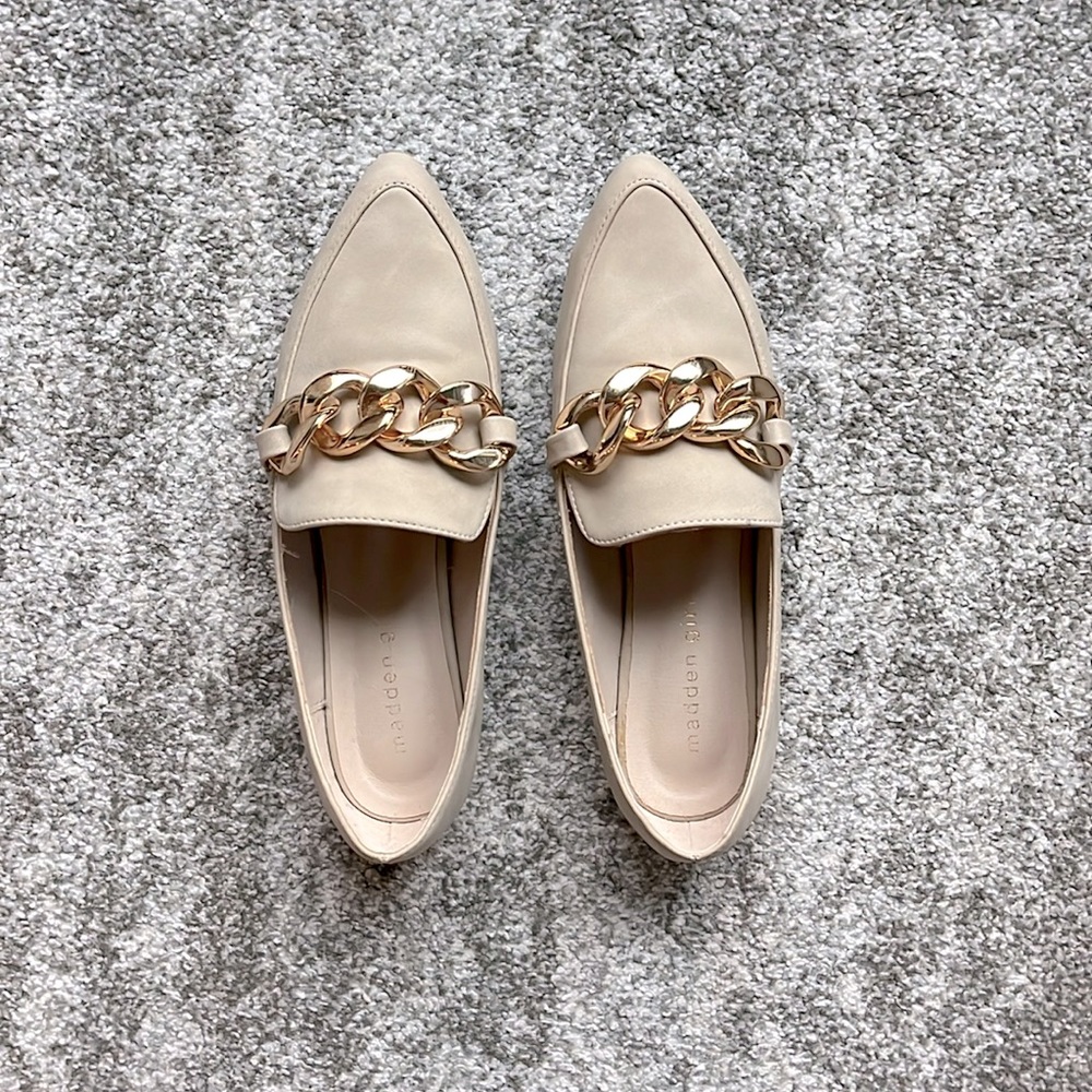EUC Steve Madden Famed Flats with Gold Chain never worn outside
